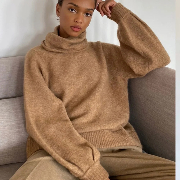 Aritzia The Group by Babaton Oversized Sweater Funnel Neck Caramel Sz XS Adichie - Picture 2 of 8